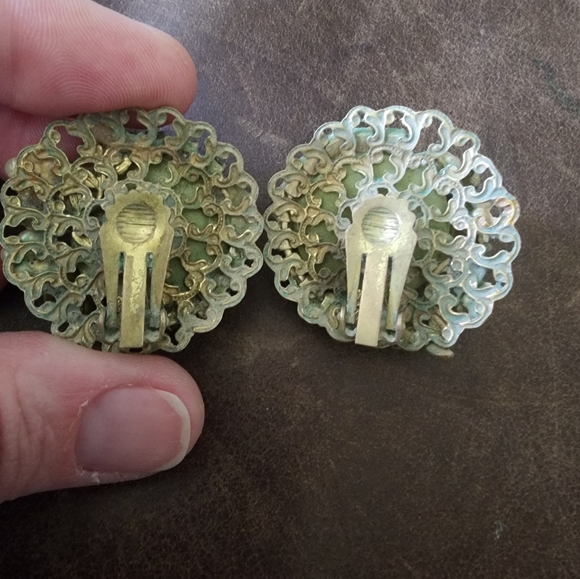 Vintage green clip on earrings - Picture 7 of 8